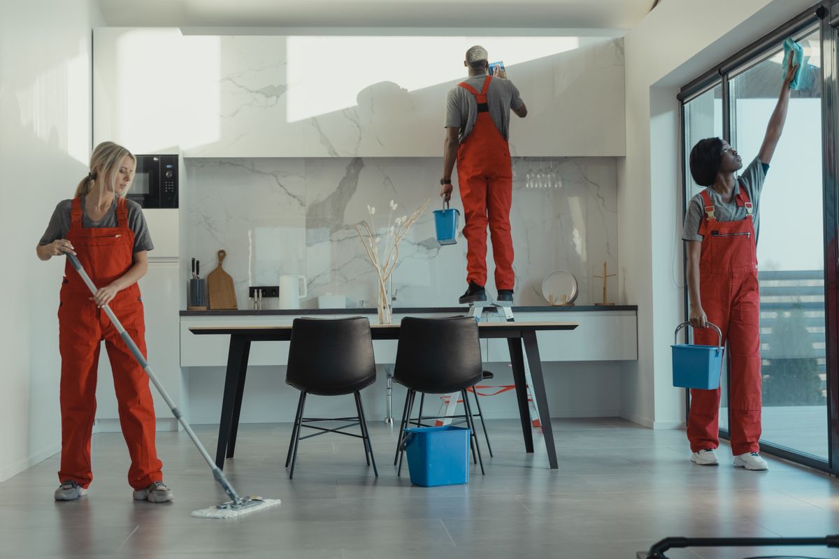 Büro- und Gewerbereinigung - Team bei der Arbeit